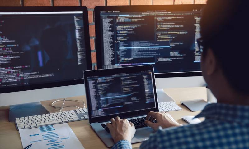 数据科学选型:R与Python如何赋能矿区网站建设?